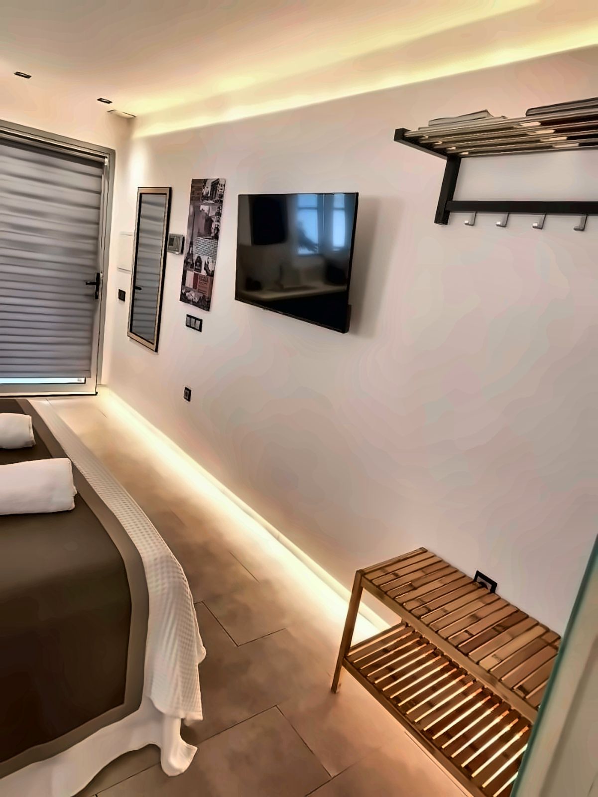 Wall-mounted TV